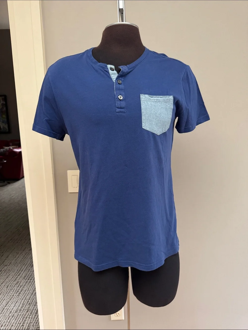 Banana Republic Men’s Blue Henley Pocket T-Shirt Size Large